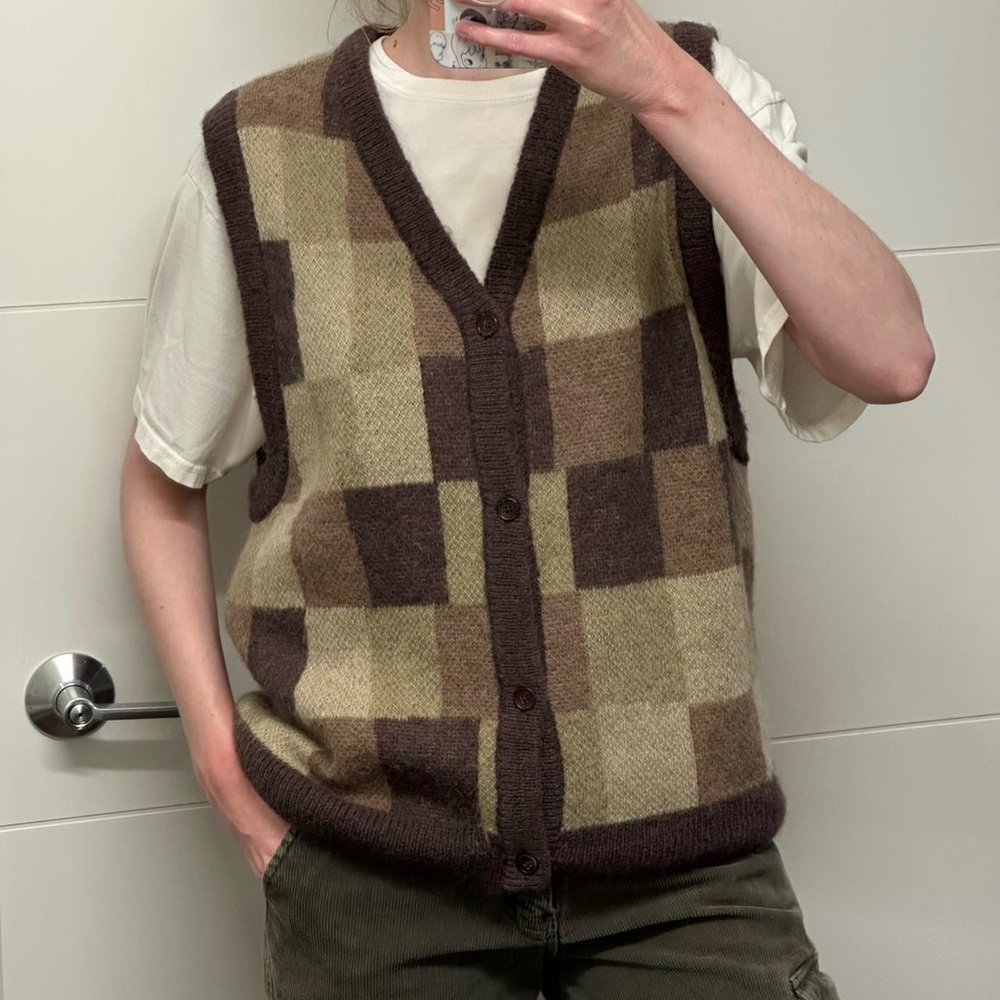 Stüssy wobbly check sweater vest in brown